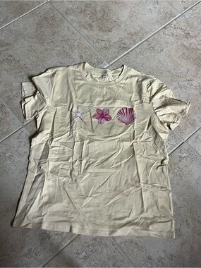 SHEIN Cream Short Sleeve Tee with Pink Shell & Starfish Graphics